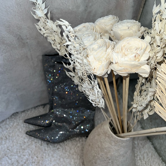 ZARA NEW SILVER SHINY SPARKLY GLITTER KITTEN
HEELED BOOTS SIZE 39 TAGS ATTACHED - Picture 9 of 10